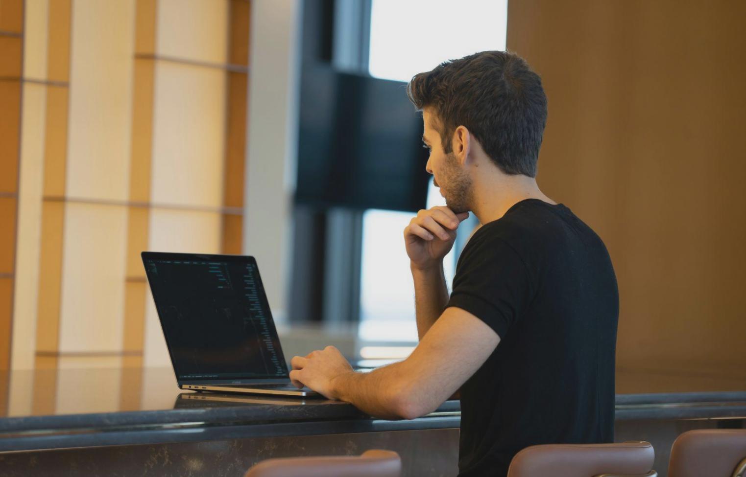 Étudiants internationaux collaborant sur des projets financiers